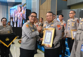 Karolog Polda Jatim Kombes Pol Dirmanto saat menerima penghargaan di Jakarta, Senin (8/12)