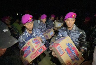 Prajurit TNI AL Salurkan Bantuan Kemanusiaan di Aceh Tamiang 