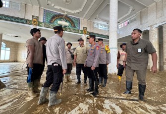 Kapolri Tinjau Pembersihan SD dan Masjid Terdampak Bencana di Aceh Tamiang