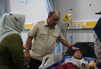 Kepala BGN Dadan Hindayana Saat mengunjungi korban 