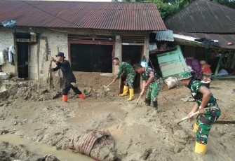 Prajurit Korem 023/KS Terus Bergerak Bantu Pemulihan Pasca Banjir Bandang dan Tanah Longsor di Sibolga-Tapteng