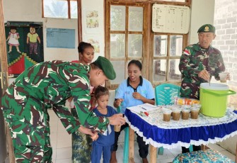 Satgas Pamtas Jaga Kesehatan Balita Desa Maumutin