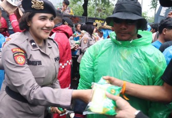Aksi Polwan bagikan kue dan air mineral di Silang Selatan Monas