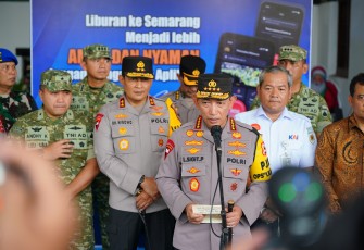 Kapolri saat melakukan peninjauan di Stasiun Tawang, Minggu (21/12/2025).