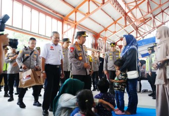 Kapolri saat melaksanakan peninjauan langsung di Stasiun Tawang, Minggu (21/12/2025) pukul 13.30 WIB.