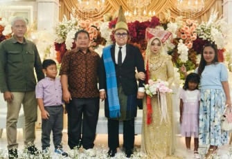 Ketua PRSI DPW Sumut Feriwanto Nainggolan foto bersama resepsi pernikahan, Minggu (21/12)
