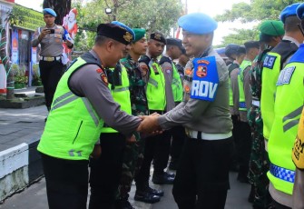 Kombes Pol Ganang Nugroho Widhi memimpin Tim Divpropam Mabes Polri saat melakukan Ops Gaktiplin di Pos Terpadu Alun-alun Karanganyar, Kamis (25/12/2025)