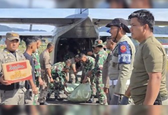 TNl AL Terus Salurkan Bantuan Logistik  Melalui Udara ke Wilayah Terdampak  Bencana Alam di Takengon Aceh