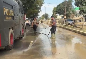 Minimalisir Debu Pasca Banjir Polri Lakukan Pembersihan dan Penyiraman Jalan Protokol Aceh Tamiang