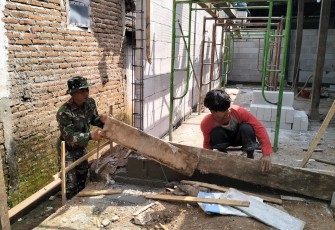 Babinsa Sendangrejo Dampingi Warga Bangun Rumah di Dusun Butuh