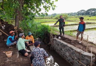 Babinsa Kodim Ponorogo Ikut Kerja Bakti Perbaiki Saluran Irigasi 
