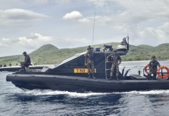 Pencarian korban KM Putri Sakinah di perairan Pulau Padar