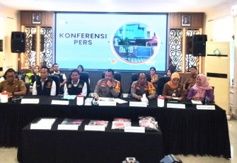 Polrestabes Medan menggelar konferensi pers perkembangan kasus pembunuhan ibu kandung oleh putrinya pada Senin (29/12/2025) 
