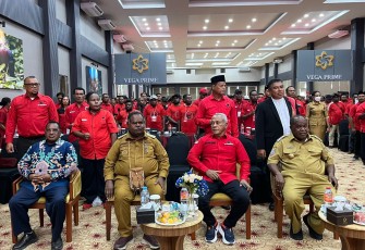 Ketua DPP PDI Perjuangan bidang kehormatan, Komarudin Watubun membuka Konferensi Daerah (Konferda) PDI Perjuangan Provinsi Papua Barat Daya 
