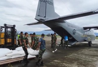 TNI AL Salurkan Bantuan Bencana Alam Melalui Udara ke Takengon Aceh 
