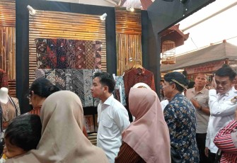 Wapres Gibran Saat Tinjau Stand Bazar Blitar Djadoel Tahun 2025