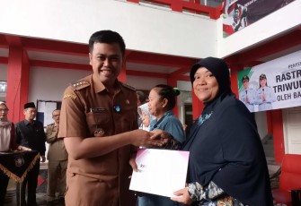Walikota Blitar Syauqul Muhibbin Serahkan Bantuan Rastrada Tahap Dua Secara Non Tunai