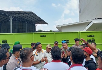 Tampak Sedang Berjalan Aksi Damai di Depan Pergudangan PT Kalimantan Jaya.