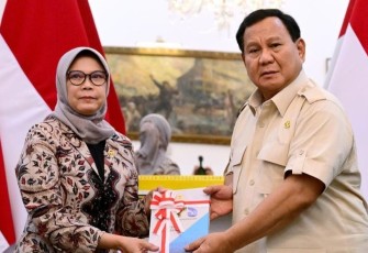 Presiden Prabowo Subianto menerima Ikhtisar Hasil Pemeriksaan Semester (IHPS) I Tahun 2024 dari Ketua Badan Pemeriksa Keuangan (BPK) RI, Isma Yatun, di Istana Merdeka, Jakarta, pada Kamis, 2 Januari 2025