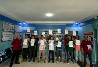 14 Orang Warga Binaan Rutan Kelas I Medan Poto Bersama Usai Mendapat Pembebasan Bersyarat.