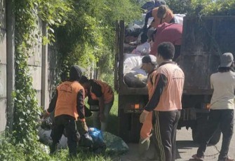 DLHK Kota Depok saat angkut sampah di jalan Dongkal Kelurahan Sukatani, Kecamatan Tapos, Rabu (5/2)
