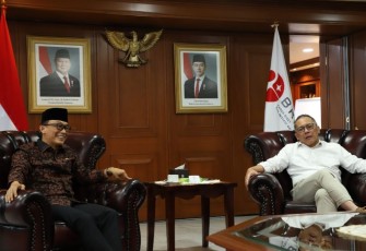 Kepala BKN Prof Zudan Arif Fakhrulloh saat berbincang dengan Kepala BRIN Laksana Tri Handoko di Jakarta, Jum'at (7/2)
