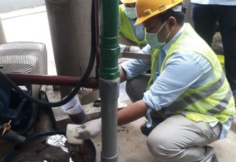 DLHK Depok tinjau lokasi kebocoran limbah di Kecamatan Sukmajaya. Senin (10/02/25).