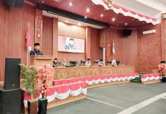 Walikota Depok Supian Suri memaparkan visi misi dalam rapat paripurna DPRD Kota Depok, Senin (3/3)