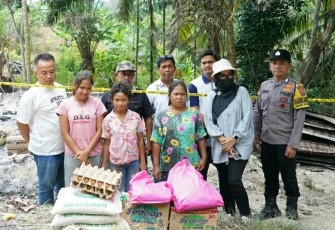 Karutan Pangkalan Brandan Beserta Forkopimca Plus Berikan Bantuan Korban Musibah Kebakaran Rumah.