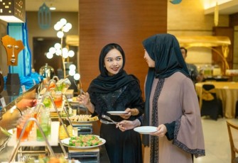 Pengunjung menikmati hidangan khas Solo Paragon Hotel & Residence 