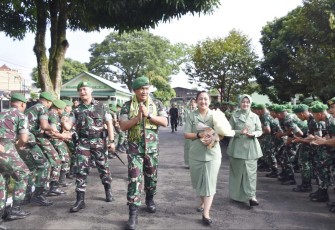 Danrem 023/KS Kolonel Inf Jansen P Nainggolan saat menyambangi prajuritnya di Yonif 123/Rajawali, Senin (14/4)