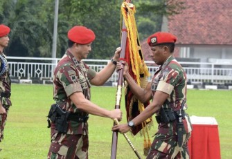 Danjen Kopassus Mayjen TNI Djon Afriandi menyerahkan tongkat komando Komandan Grup 1 Kopassus Kolonel Inf Amril H Tehupelasury, SIP di Jakarta, Senin (21/4)