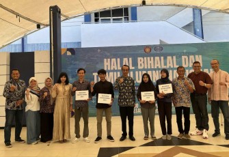 Direktur Polinema, Supriyatna Adhisuwignjo ST, MT (tengah) bersama alumni dan jajaran Polinema beserta keempat penerima beasiswa, Minggu (27/4)