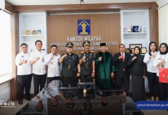 Kakanwil Hukum Lakukan Poto Bersama Usai Melantik.