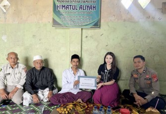 Selegram Devina Ciputri saat menyerahkan bantuan renovasi madrasah di Serang