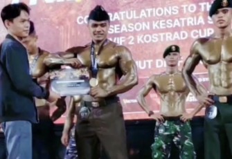 Dedik Susanto menerima trophy juara kejuaraan Body Contest Pangdivif 2 Kostrad Cup 2025, Sabtu (10/5)