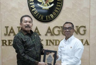 Jaksa Agung RI ST Burhanuddin memberikan cenderamata Mendiktisaintek