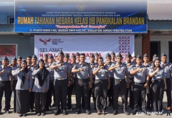 Jajaran Rutan Pangkalan Brandan Lakukan Poto Bersama Usai Upacara Peringatan Hari Lahir Pancasila.