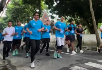 Mas Ibbin (pakai kacamata dan celana hitam) Saat Berlari di Program CFD Kota Blitar, Minggu (8/6/2025).