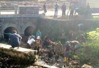 Kerja bakti bersihkan lingkungan bersama warga