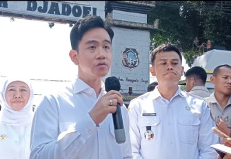 Wapres Gibran Didampingi Gubernur Jatim Khofifah Indar Parawansa dan Walikota Blitar Syauqul Muhibbin Saat Konpers Seusai Tinjau Stand Bazar Blitar Djadoel Tahun 2025, Rabu (18/6/2025) di Kota Blitar. (Foto : Klikwarta.com)