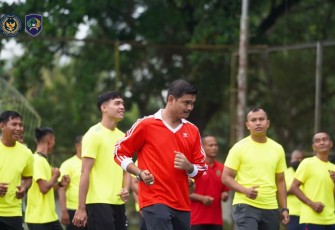Tampak Berbaju Merah Karutan Pangkalan Brandan Erwin Siregar Sedang Mengikuti Olahraga Bersama.