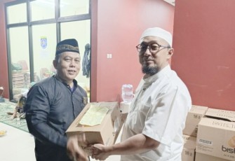 Sekertaris Panpel 1 Muharram 1447 H, Nana Suarna (kiri-Red) menerima donasi air mineral Bisto, Kamis (26/6)
