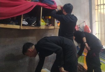 Tampak Petugas Rutan Labuhan Deli Sedang Melaksanakan Razia Rutin pada Blok Hunian Warga Binaan.