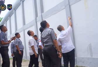 Karutan Pangkalan Brandan Dampingi Tim Inspektorat Saat Verifikasi Data Pembangunan Tembok.