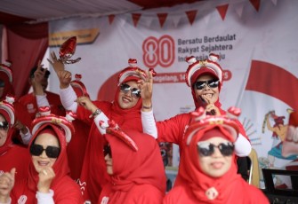 Nyanyi bersama para nasabah Bank Mandiri Taspen Magelang