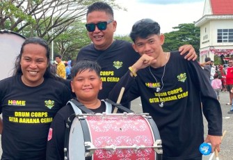 Ical Rumokoy (Kiri) Bersama dua rekannya dan salah satu anak binaan usai penampilan dilapangan
