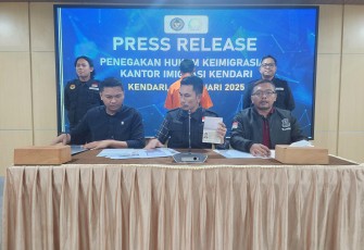 Kantor Imigrasi Kendari telah mendeportasi seorang Warga Negara Asing (WNA) asal China berinisial LY