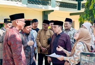 Ismail Cawidu bersama Direktur Pesantren, Basnang Said, saat meninjau langsung sejumlah titik lokasi kegiatan di Pesantren As’adiyah, Wajo, Sulawesi Selatan, Jumat (5/9/2025).