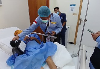 Salah satu Jemaah Haji saat Dirawat Akibat Gangguan Tulang dan Sendi 